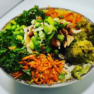 Samurai Bowl
Rice, sesame kale, sesame carrots, edmame, roasted broccoli, and grilled chicken topped with teriyaki sauce and spring onion.