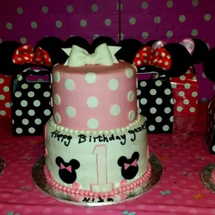 Customer ordered a 2 tiers (bottom tier was 10 inch round, top tier was 8 inch round) Minnie cake, and 2 identical mini cakes.