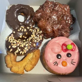 Choco old fashioned, choco with peanuts, plain old fashioned, apple fritter, kitty donut! The whole family was happy with these!