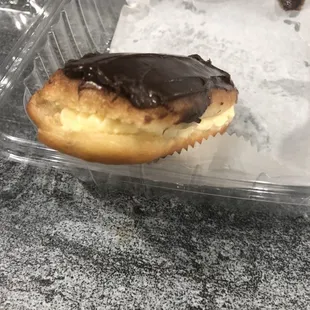 See how she cuts the Eclair and spreads real custard!! Custard in every bite guaranteed!! Brilliant!