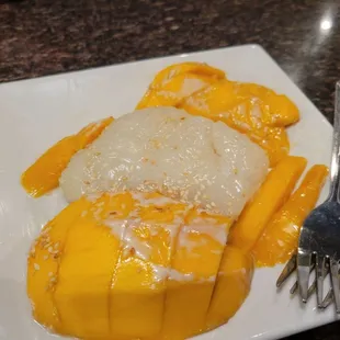 Mango sticky rice is a great dessert. Yum!