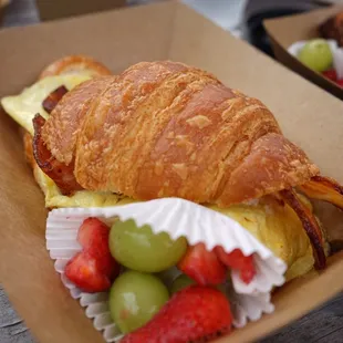 Croissant sandwich. A+