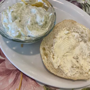 Cucumber salat und brotchen