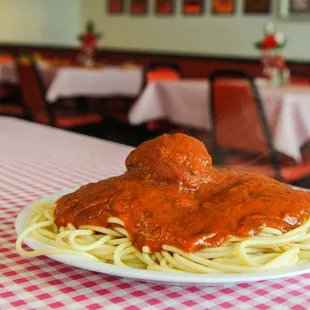 a plate of spaghetti and meatballs