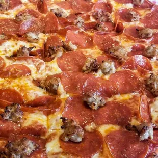 I LOVE that sausage and pepperoni!