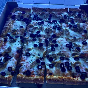 Deep dish square pizza