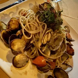 Bad b*tches eat seafood. Linguine w clams and a glass of Chianti chefs kiss!