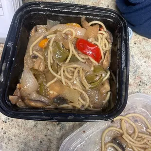 I don't really know what's in this photo because it looks like Chinese food but I ordered chicken scallopini