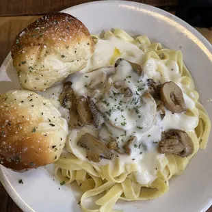 Mushroom alfredo with garlic knots