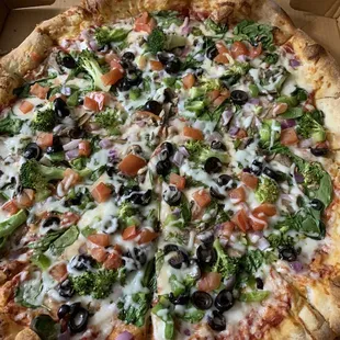 Delicious veggie pizza large prepared just right undercarriage cooked well Just the right amount of crisp,