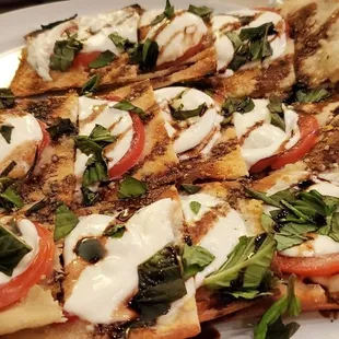 Caprese flatbread