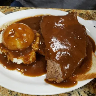 Roast beef sandwich with mashed potatoes