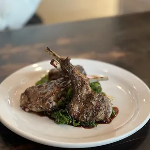 a plate of lamb chops and broccoli