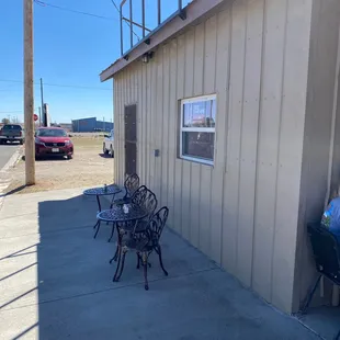 the outside of the restaurant