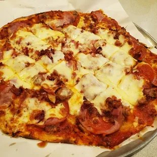Medium; Thin Crust, pepperoni, bacon, Canadian bacon and sausage.. I think those were the toppings