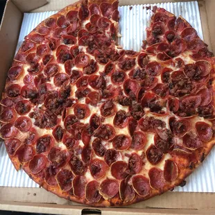 Pepperoni and bacon .. Regular no extra, still beautiful and loaded!