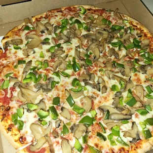 XL Pizza with Green Peppers and Mushrooms