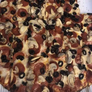 Had this delivered a pepperoni mushroom and black olive large pizza it&apos;s really yummy