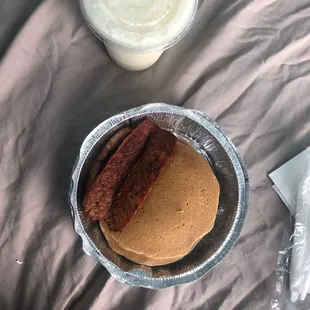 Cinnamon pancakes with turkey sausage and a pineapple shake are so delicious! The service was great!