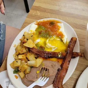 a plate of breakfast food