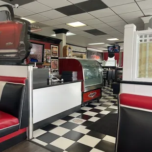 Layout of the restaurant and 50&apos;s style
