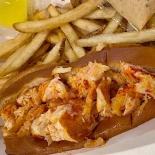 Warm lobster roll with fries