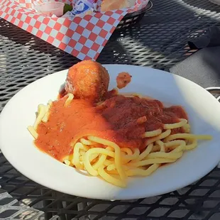 Sphaghetti and meatball