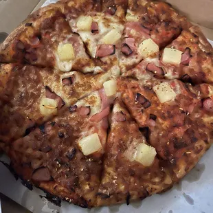 Medium pizza with ham and pineapple