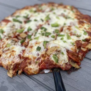 Pepperoni  with mushrooms  and green peppers .