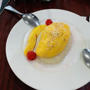 Yummy mango sticky rice dessert :) !