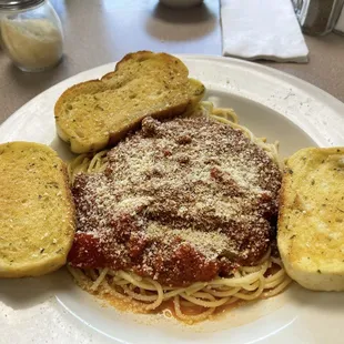 Spagetti with fresh garlic bread