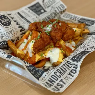 a chicken poutine in a basket