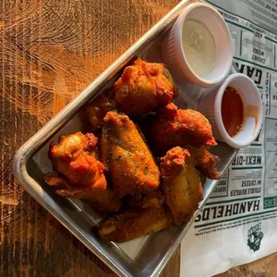 chicken wings and fried chicken, bbq wings, poultry, chicken wings, food, fried chicken wings, fried chicken, chicken, bbq chicken