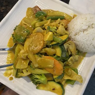 110. Ga Xao Ca Ri - Curry Stir Fried Chicken w/ Fresh Vegetables