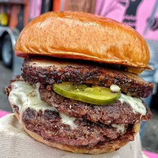 Slinging amazing burgers! Get it if they have it on the menu!! IG: @bettyeatsthecity