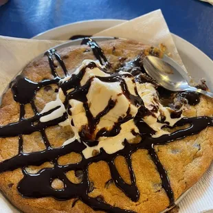 Chocolate chip cookie and vanilla ice cream
