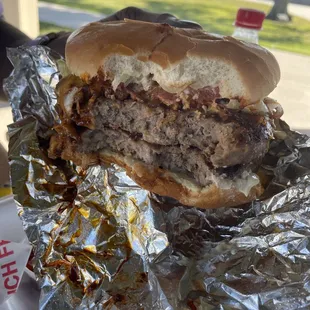 Great service. Yummy gargantuan burgers. Great prices.