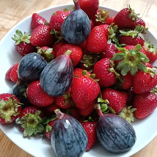 Local fresh figs and strawberries, yummy for porridge and yogurt parfait.