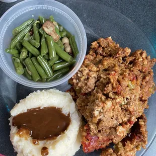 Meatloaf, mashed potatoes and green beans