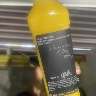 ANNA IN THE RAW CAFE (Organic orange and turmeric juice) -- on Wednesday, 18 January 2023