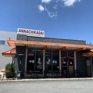 Self-service outdoor dining (they can provide disposable plate and utensils)
