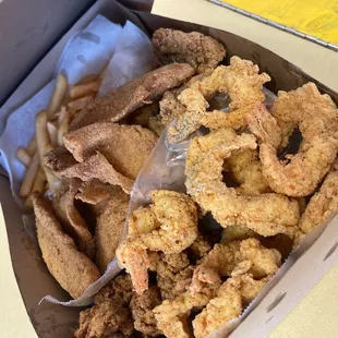 15 Pieces Choice of Fish, 10 Pieces Jumbo Shrimp and 1 Jar Oyster Combo 15