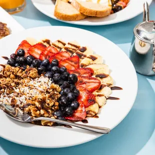 Chocolate Quinoa Breakfast Bowl