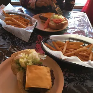 Cheeseburger with fries