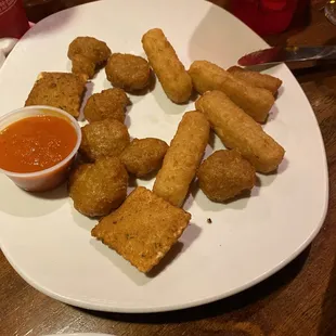 Appetizer Sampler Choose Any 3 (mushrooms, mozzarella, ravioli)