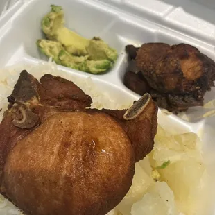 Arroz blanco chuleta Ahumada yuca y aguacate.