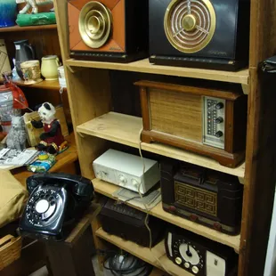 Some antique wood &amp; bakelite tube radios.