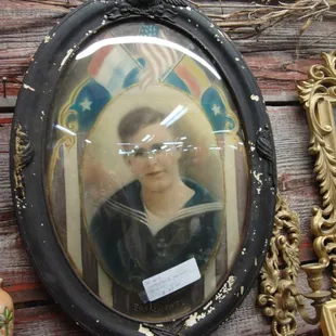 A really nice WWI patriotic photo, oval frame with bubble glass - checkout the crossed rifles at the bottom!