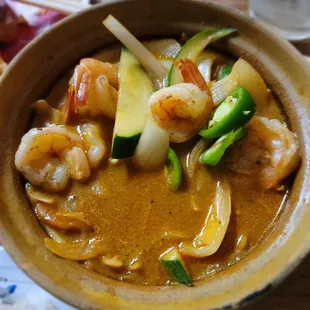 Clay pot dish w shrimp in curry sauce.