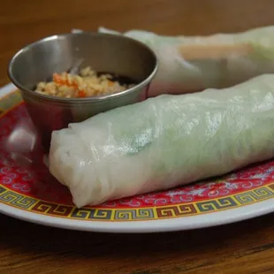 Amazing rice paper rolls filled with shrimp, pork, rice noodles, lettuce, bean sprouts, and eaten with peanut sauce. Yummy !